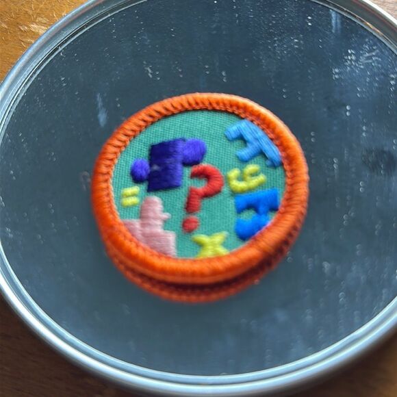 Vintage 90s Retired Junior Girl Scouts puzzlers badge/patch - Picture 1 of 2